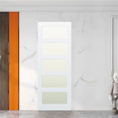 5 paneļi ar baltām galvenajām durvīm